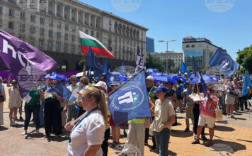 Протест на КТ „Подкрепа“ и КНСБ против държавния проектобюджет пред Министерски съвет.