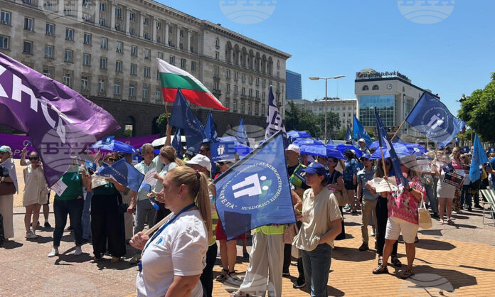 Протест на КТ „Подкрепа“ и КНСБ против държавния проектобюджет пред Министерски съвет.