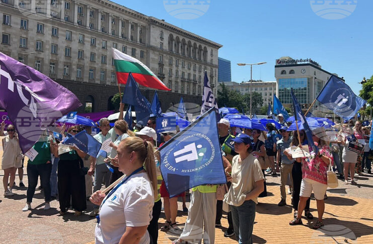 Протест на КТ „Подкрепа“ и КНСБ против държавния проектобюджет пред Министерски съвет.