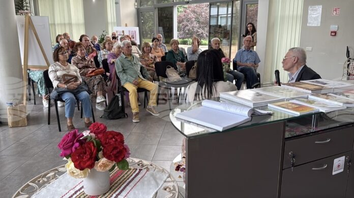 Историкът д-р Косьо Зарев представи в Казанлък книгата си "Празници на розата в България"