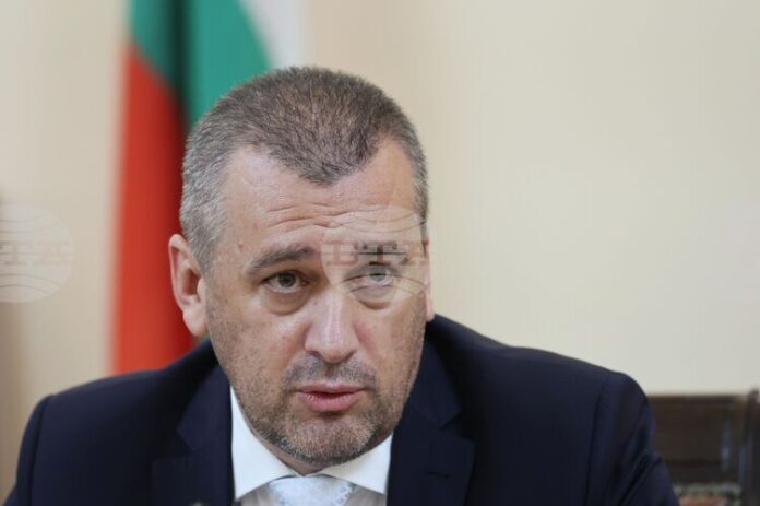 Няма осигурено финансиране за 23 нови влака, под риск са над 356 млн. евро, предупреди министър Георги Пеев