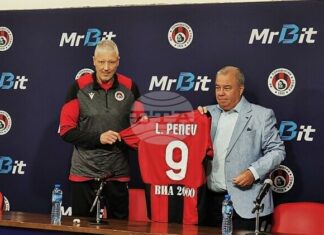 ОБНОВЕНА Любослав Пенев беше представен като нов старши треньор на футболен клуб Локомотив София: „Целите ми винаги са били високи“ ОБНОВЕНА Любослав Пенев беше представен като нов старши треньор на футболен клуб Локомотив София: „Целите ми винаги са били високи“