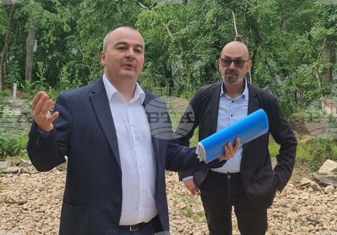 ОБНОВЕНА Започна премахването на оградата около незаконните строежи в местността Баба Алино край Варна