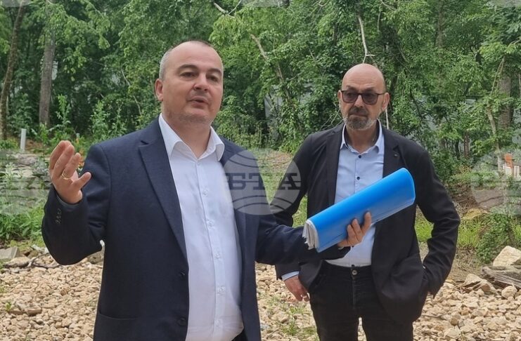 ОБНОВЕНА Започна премахването на оградата около незаконните строежи в местността Баба Алино край Варна