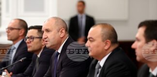 Поевтиняване с 15 процента на продуктите от малката потребителска кошница за минимум от 6 месеца ще има по инициативата „Кошница с грижа“, обяви министър Пламен Абровски