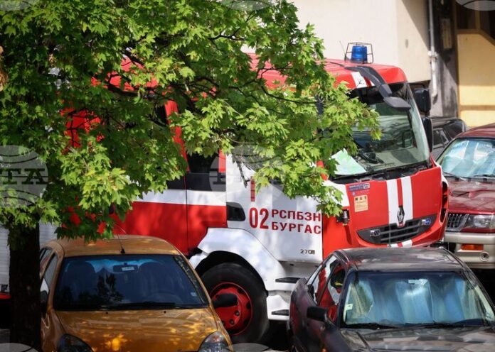 Пожар е възникнал в зеленчукова борса в Бургас, няма данни за пострадали