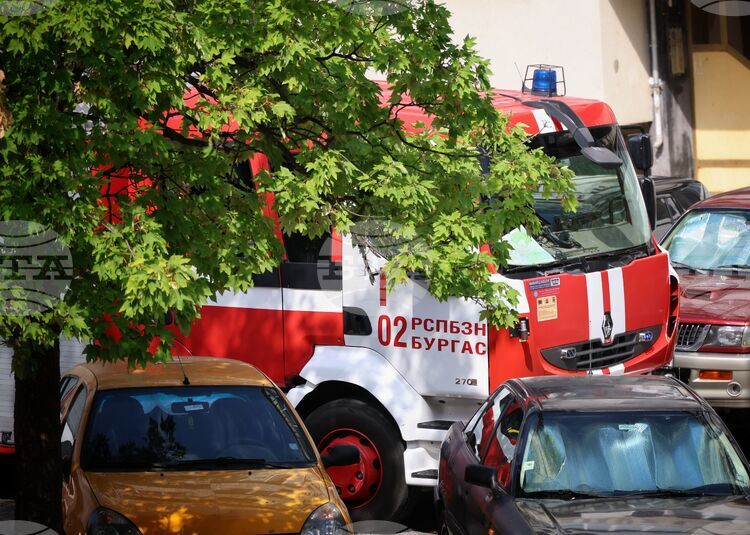 Пожар е възникнал в зеленчукова борса в Бургас, няма данни за пострадали