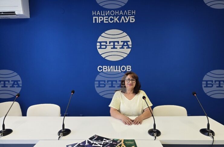 Представяне на майския брой на ЛИК „Българският светилник“
                                                                                                Няма по-прекрасен химн от българския, каза директорът на свищовското училище „Цветан Радославов“ Мариана Маркова