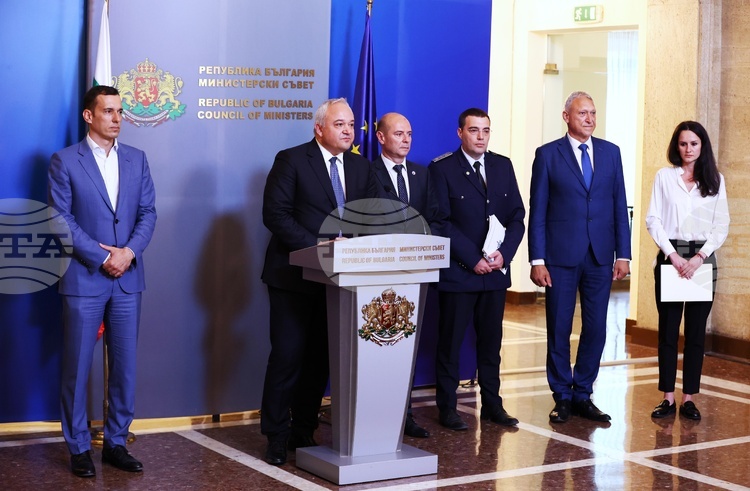 Предвиждат се карти на местата с повишен пътен травматизъм и гонки и бърз обмен на данните от камерите, каза министър Демерджиев след срещата при премиера
