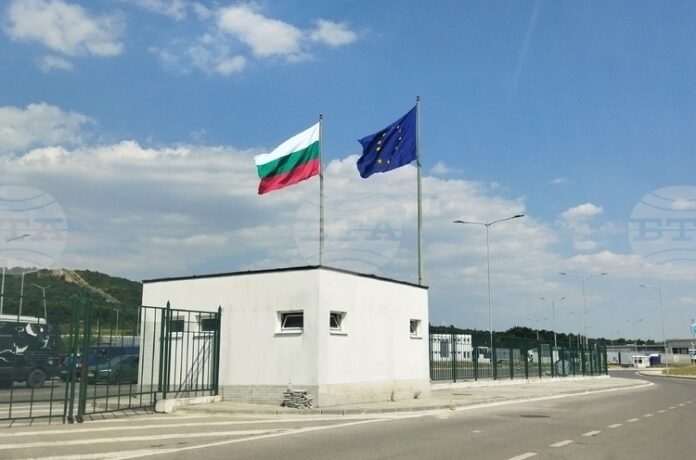 Преминаването през граничните пунктове и преходи в страната е нормално