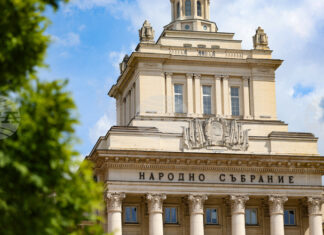 Проекторешения за предсрочно прекратяване на мандата на управителя и подуправителя на НЗОК са внесли от "Прогресивна България" в Народното събрание