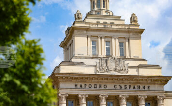 Проекторешения за предсрочно прекратяване на мандата на управителя и подуправителя на НЗОК са внесли от "Прогресивна България" в Народното събрание Проекторешения за предсрочно прекратяване на мандата на управителя и подуправителя на НЗОК са внесли от "Прогресивна България" в Народното събрание
