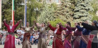 С изпълнения на фолклорни групи от страната и чужбина започна днешната музикална програма на централния площад в Казанлък