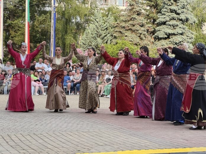 С изпълнения на фолклорни групи от страната и чужбина започна днешната музикална програма на централния площад в Казанлък
