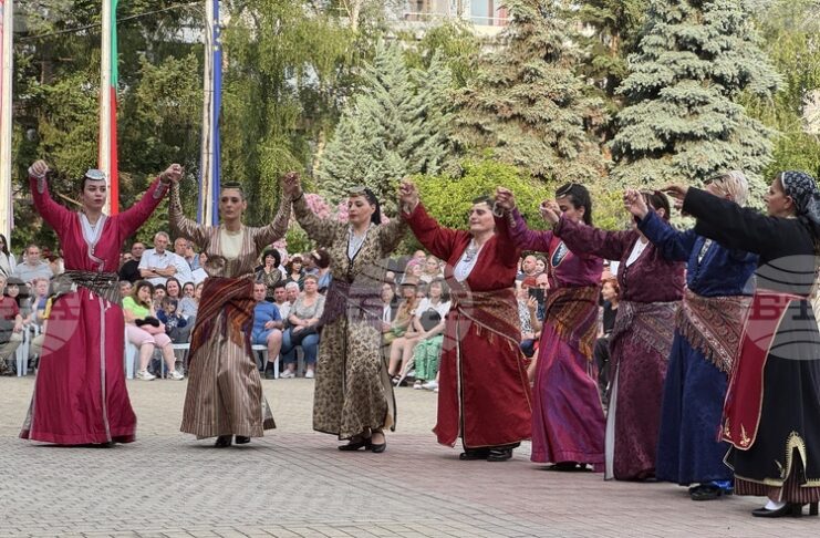 С изпълнения на фолклорни групи от страната и чужбина започна днешната музикална програма на централния площад в Казанлък