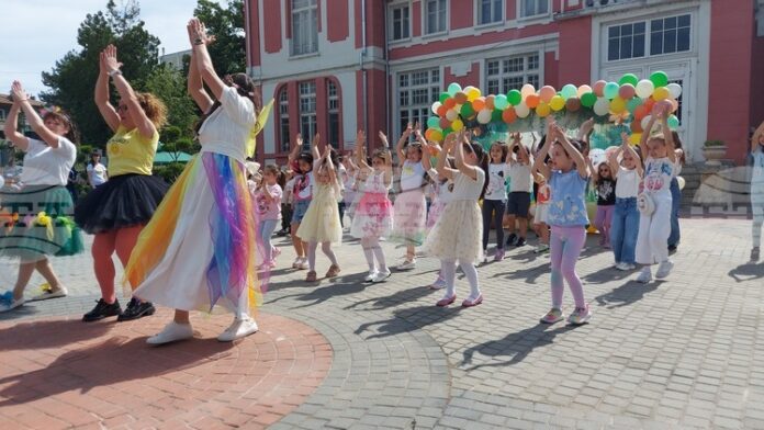 Театрален спектакъл, творчески ателиета и детски работилници подари Община Свищов Театрален спектакъл, творчески ателиета и детски работилници подари Община Свищов на най-малките за Деня на детето