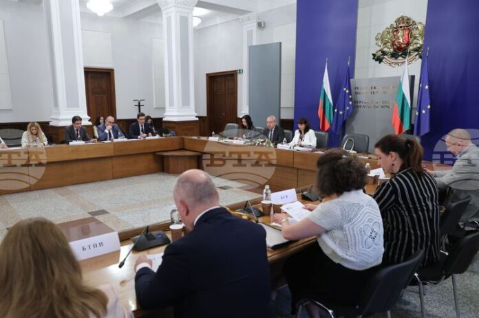 Тристранният съвет не постигна съгласие за това държавата да поеме здравните осигуровки по време на двете години майчинство
