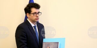 Трудно е тази година да се постигне 3% дефицит, ако не искаме да задушим икономиката, каза вицепремиерът Атанас Пеканов