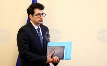Трудно е тази година да се постигне 3% дефицит, ако не искаме да задушим икономиката, каза вицепремиерът Атанас Пеканов