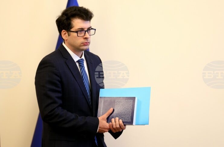 Трудно е тази година да се постигне 3% дефицит, ако не искаме да задушим икономиката, каза вицепремиерът Атанас Пеканов