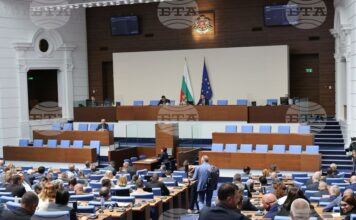 Нов заем, стари обвинения: парламентът се раздели заради дълга Народно събрание