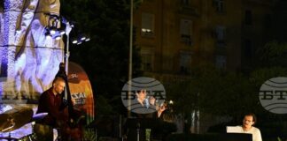 Вики Алмазиду пя за първи път като професионален артист в родния си Димитровград