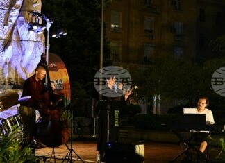 Вики Алмазиду пя за първи път като професионален артист в родния си Димитровград