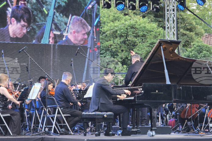 Виртуозният американски пианист Ерик Лу се качи на сцената на Класик Open Air в Пловдив