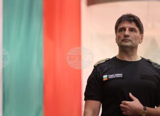 Задържани са петима служители на район „Приморски“ във Варна и 20 собственици на незаконни имоти на територията на града, съобщи Любомир Николов