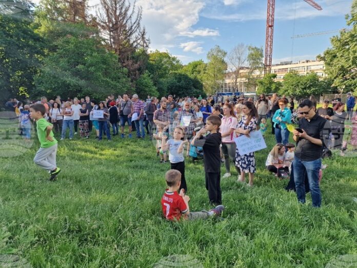 Жители на столичния квартал „Красно село“ протестираха срещу строеж на детска градина на мястото на парк „Поляната с бабуната“