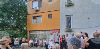 Жители на ж.к. „Бели брези“ организираха протестно събиране срещу строеж на осеметажна сграда между блоковете