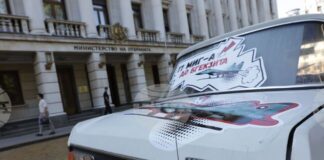 Младежката организация на "Да, България" - "МлаДа България", "подари" на министъра на отбраната Димитър Стоянов стар автомобил "Москвич"