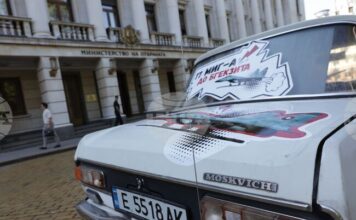 Младежката организация на "Да, България" - "МлаДа България", "подари" на министъра на отбраната Димитър Стоянов стар автомобил "Москвич"