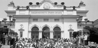 София (12 юли 1991) Велико Народно събрание. Подписване на конституцията. След подписването депутатите позират пред сградата на Народното събрание.