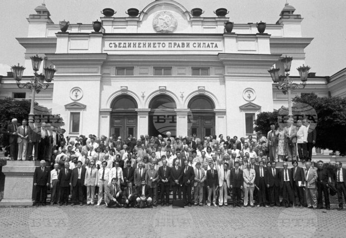 София (12 юли 1991) Велико Народно събрание. Подписване на конституцията. След подписването депутатите позират пред сградата на Народното събрание.