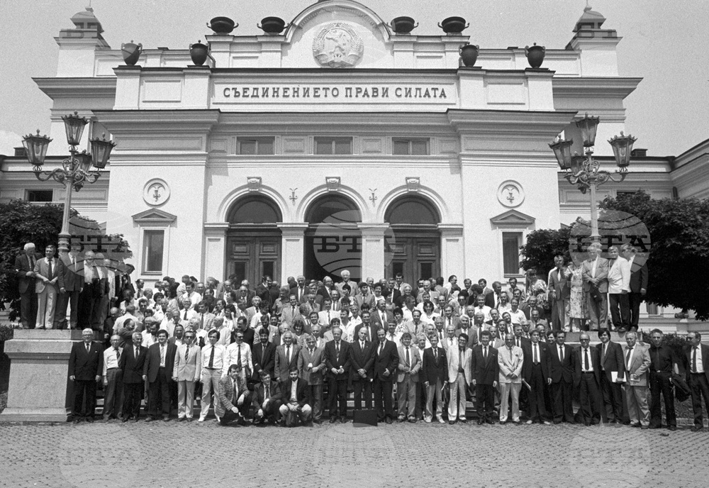 София (12 юли 1991) Велико Народно събрание. Подписване на конституцията. След подписването депутатите позират пред сградата на Народното събрание.