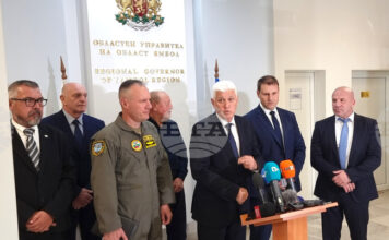 Министърът на отбраната Димитър Стоянов и министърът на младежта и спорта Енчо Керязов дават брифинг за медии