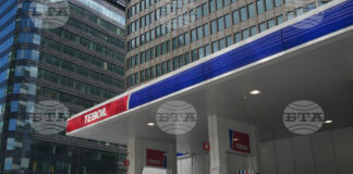 Опашка от коли, чакат на руска бензиностанция в Москва, 30 юни, 2026,