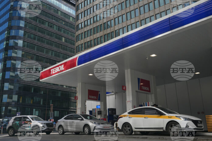 Опашка от коли, чакат на руска бензиностанция в Москва, 30 юни, 2026,