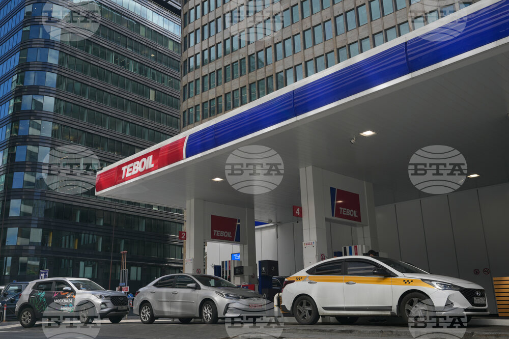 Опашка от коли, чакат на руска бензиностанция в Москва, 30 юни, 2026,