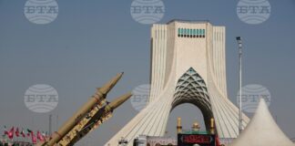 Иранска ракета "Зулфикар" по време на военно изложение в Техеран.
