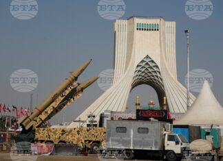 САЩ отвърнаха на Иран, конфликтът отново се разраства Иранска ракета "Зулфикар" по време на военно изложение в Техеран.