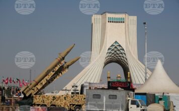 Иранска ракета "Зулфикар" по време на военно изложение в Техеран.