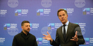 енералният секретар на НАТО Марк Рюте (вдясно) и украинският президент Володимир Зеленски