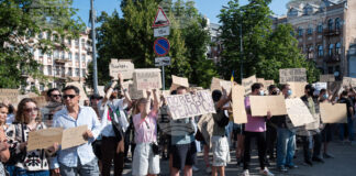 Участници в демонстрацията в Киев срещу уволняването на минисъра на отбраната Михайло Федоров, 16 юли 2026 г.