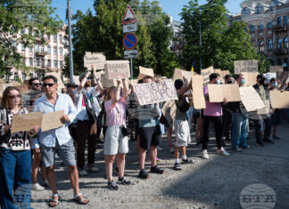 Участници в демонстрацията в Киев срещу уволняването на минисъра на отбраната Михайло Федоров, 16 юли 2026 г.