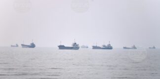 Търговски кораби чакат да преминат през Ормузкия проток, 30 юни 2026 г.