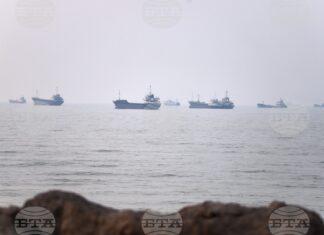 Търговски кораби чакат да преминат през Ормузкия проток, 30 юни 2026 г.