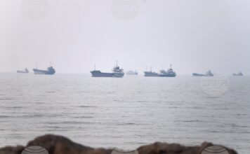 Вашингтон и Техеран отново си размениха удари: Ормузкият проток остава ябълката на раздора Търговски кораби чакат да преминат през Ормузкия проток, 30 юни 2026 г.