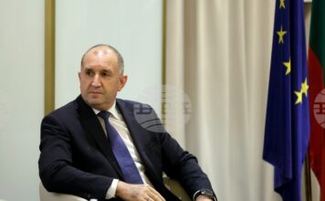 Радев към дипломатите: Защитете българския интерес и работете за мир Румен Радев